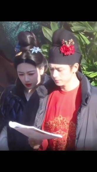 不骄不躁、不畏尘世,牡丹之美恰似何惟芳之美,更在于内心的坚定与自信…