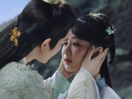 相柳为小夭的父母上香,轻摇小夭出生时的摇篮床,玱玹陷害璟,小夭饮毒自尽…