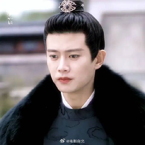 所以遗憾是什么呢?是周生辰看到时宜盘起的发髻,眼神一下就落寞了