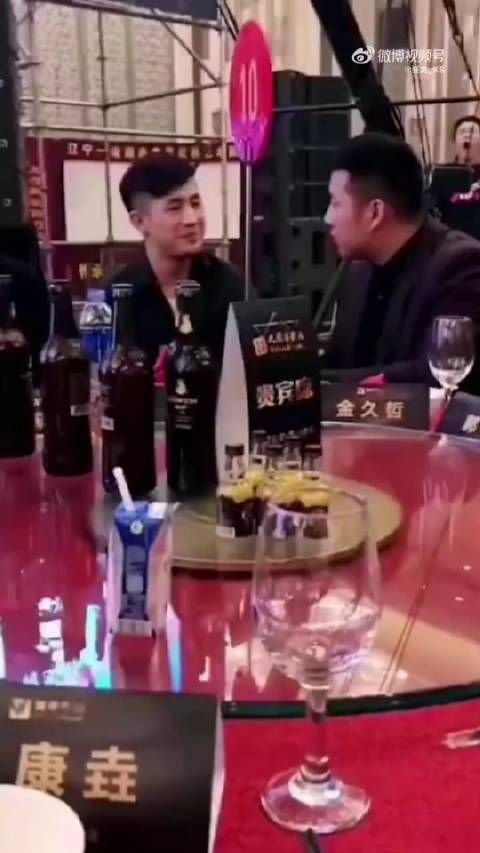 天津李四与仙洋同桌,引发热议
