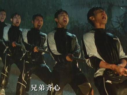 大雨如注也无法扑灭拔河队伍的热情,雨水与汗水成为了他们的荣誉徽章!