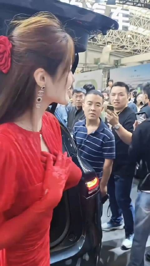 条文哥看来是真的很爱这位红衣小姐姐啊!
