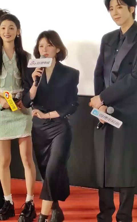 珠帘玉幕见面会现场,粉丝给赵露思送了礼物,赵露思感动哭了