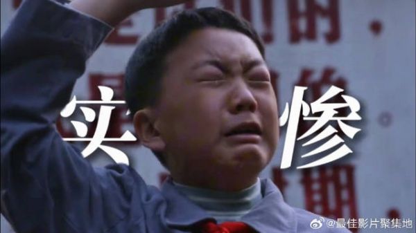 参加入队仪式却遭遇暴雨,男孩一秒破功雨中敬礼痛哭