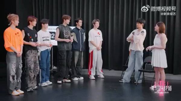 黄明昊探班乐华女团NAME ,师妹问小贾“看来师兄有当老板的想法”…