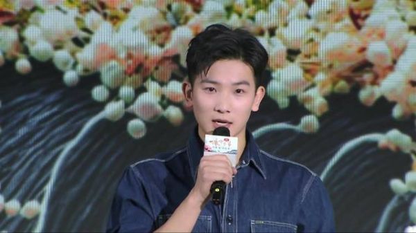 演员分享角色成长,象征物品表达角色内涵与情感