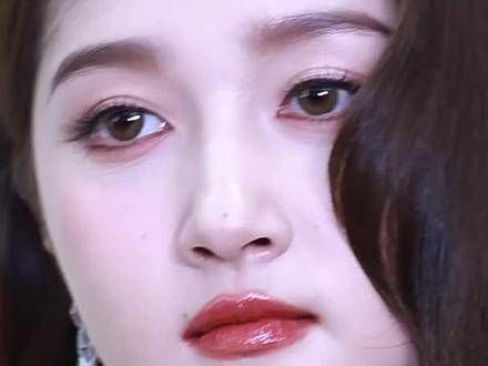 怼脸拍也很好看,不过脸上有很多痣呢