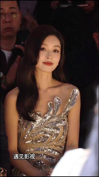 神仙姐姐文咏珊出席活动,身着华丽礼服,美得如同天仙,全场为之惊艳