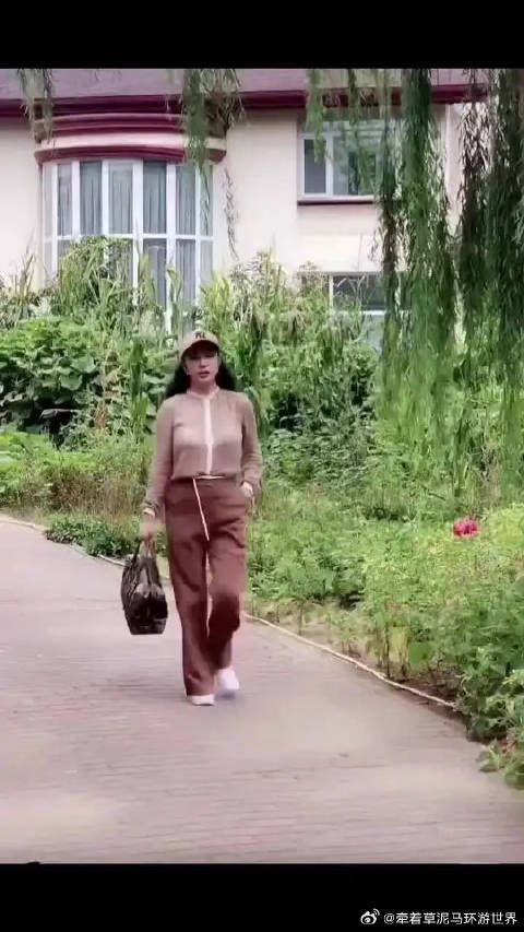 七十四岁的刘晓庆,依旧以她独特的方式诠释着大女主的精神内涵