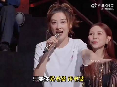 应采儿好歹给陈小春烫下衣服吧 老人言还是有道理的:爱妻者风生水起…