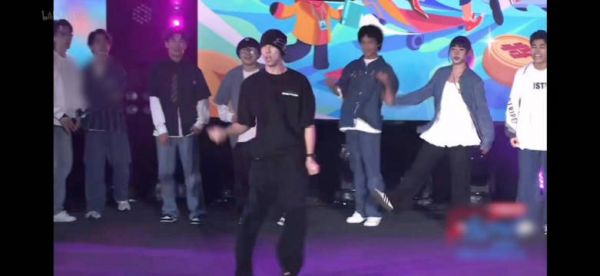 谁懂呀~~~老师眼中的好学生眼镜一戴埋头苦学…