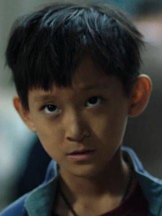 小男孩在街上偷东西，却不料惹到了不该惹的人，这下惨了
