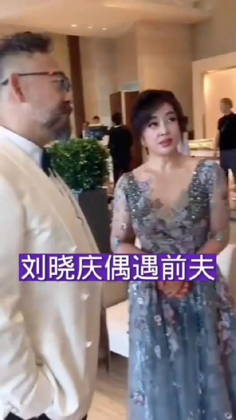 刘晓庆和姜文再次见面同框,看着好像家人!刘晓庆十年前发的微博