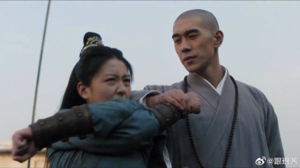 和尚武功真是深藏不漏,凤俏毫无还手之力,令人震惊