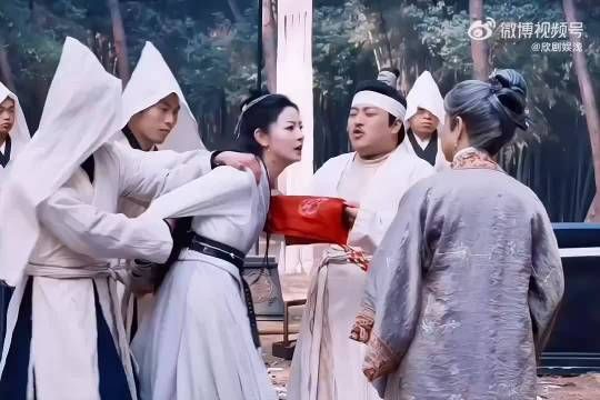 探晴安:平时阴暗爬行,一遇到女主立马变身纯爱小狗,两副面孔丝滑切换…