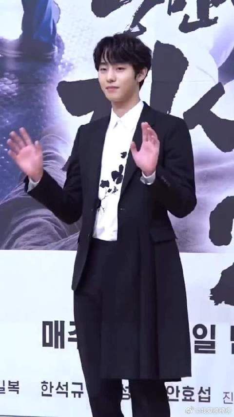 安孝燮是有点害羞了吗 哈哈
