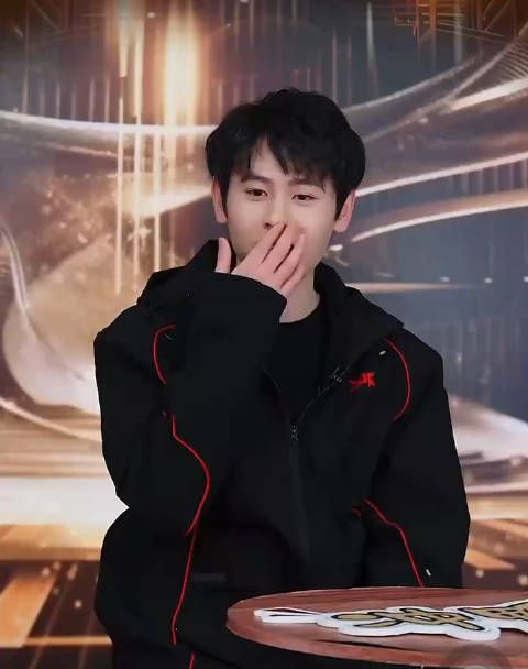 “因为一开始我打边路嘛,我的偶像是Fly” 原来七七的偶像是Fly啊