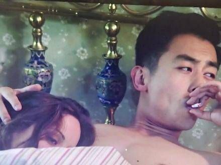 看看全网都在追的剧,朱亚文抽烟的片段,证明男人在床上抽烟的前提是要帅…