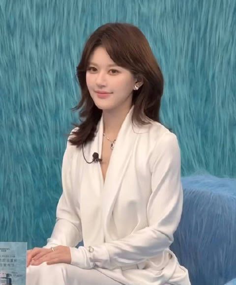 赵露思直播营业，什么美颜滤镜都不需要，纯生图原图直出最自然