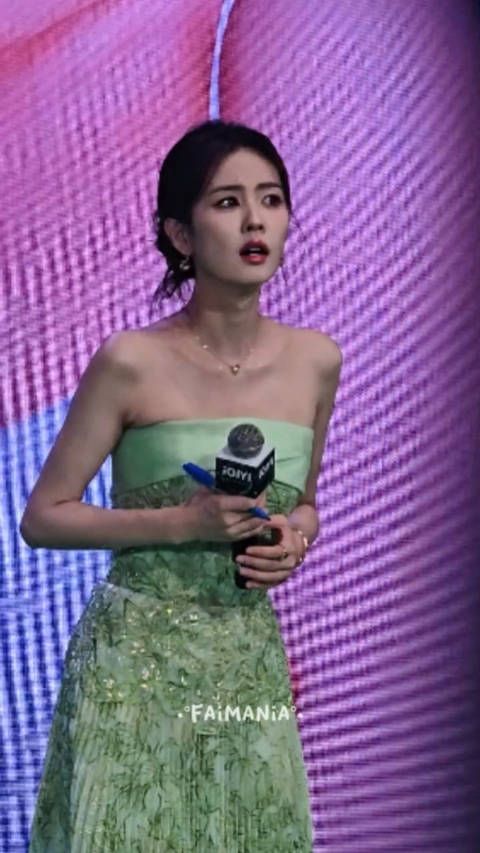 这个视频能好直观地感受到白鹿的瘦,骨头都能看得一清二楚