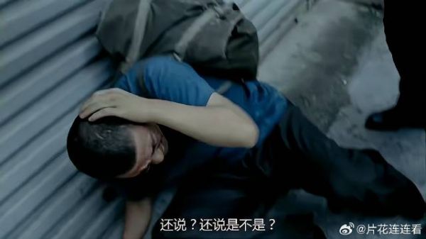 宝强杀人逃跑,半路慌得找厕所,同伙摁住墙角一顿揍