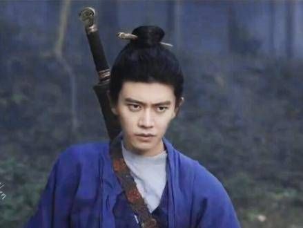「护一树无忧,渡两界妖痴,待三生相遇,历四世人生,执五剑宝刃…
