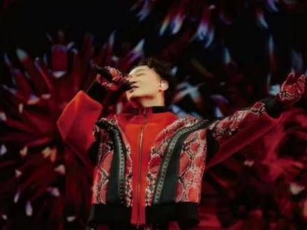 秒接梗!陈奕迅演唱会上吃醋地说:你们年轻时都去看周杰伦和林俊杰…