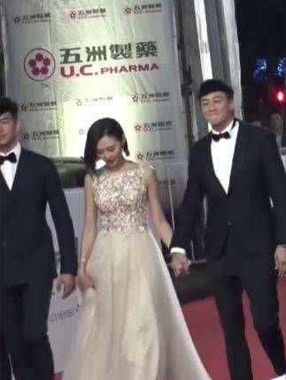 携手妻子亮相红毯,这对夫妇真是喜气洋洋,恩爱十几年从未有绯闻的模范夫妻!