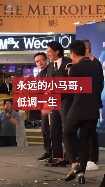 最低调的巨星,品尝街边小吃,乘坐公共交通,入行五十年,零丑闻!