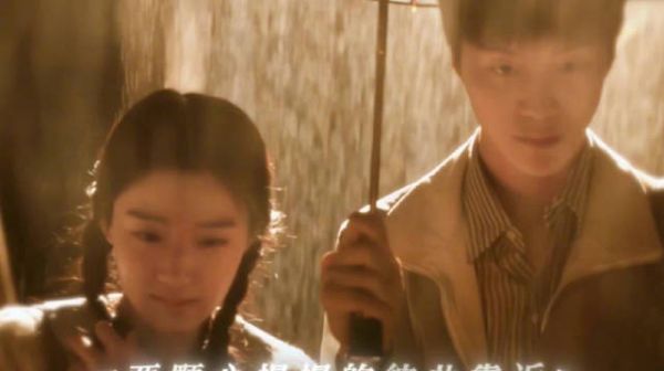 听雨的声音一滴滴清晰,两颗心在慢慢地靠近,@范丞丞Adam0616