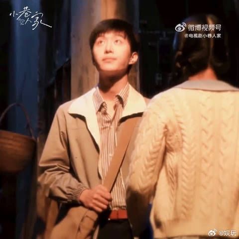 雨中漫步，庄图南和李佳的伞下，每一刻都充满了浪漫与甜蜜