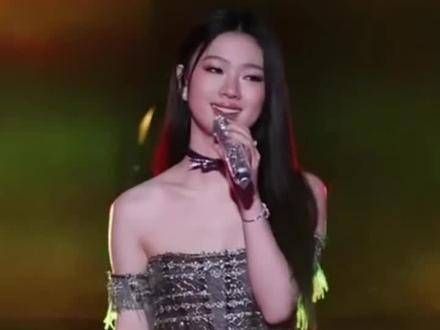单依纯的现场演唱真是精彩绝伦,她的歌声太迷人了