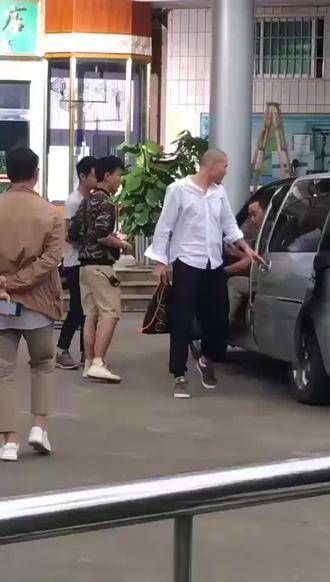 谢霆锋与吴彦祖在家门口拍摄《限期破案》,想要看到男神的朋友们快来点赞双击