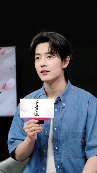 为了演好 时影 ,前期在剧组进行了围读,深入分析角色,并撰写人物小传