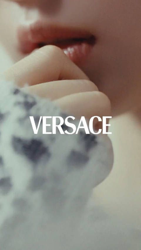 宁艺卓出镜Versace 假日广告大片,身穿品牌2025早春系列亮相…