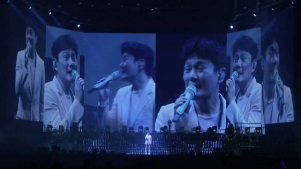 起猛了,居然看到张信哲在演唱会现场给粉丝递麦…