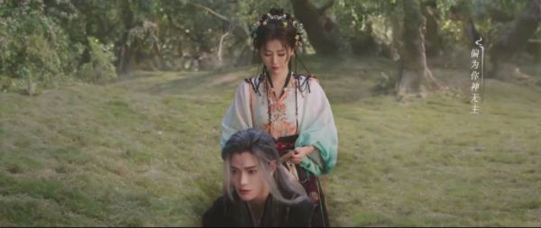 暴走后的慕声只会听妙妙的话，妙妙说给他系上发带，他就乖乖蹲下了…