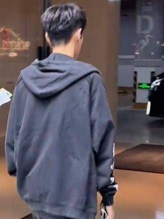 哥哥帅气地去上班了