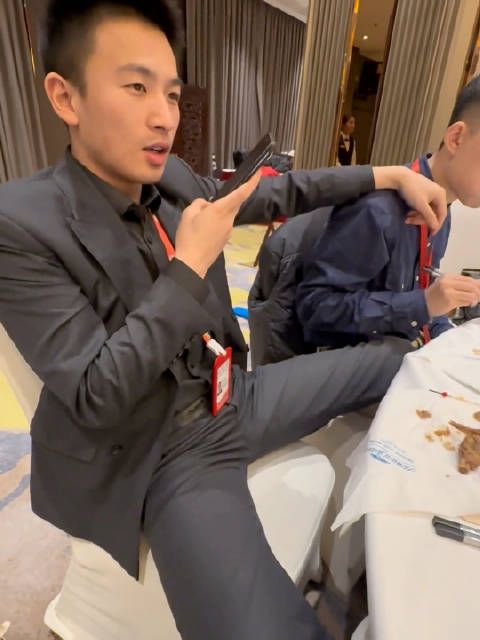 这坐姿也是没谁了吧…