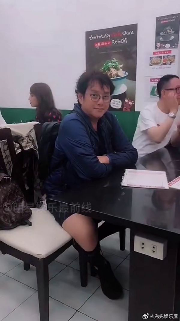 谭咏麟 无保镖低调出行吃小吃,和粉丝亲切拍照,没有一点明星架子…
