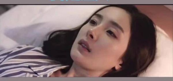 她能够掌控自己的泪水,但在抚摸爱犬时,泪水却悄然滑落,真厉害