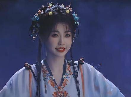 慕声捂住嘴巴，似乎在回味什么，难道是在水球里亲吻了？