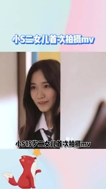 15岁的二女儿 许韶恩 首次挑战MV拍摄,以校园为主题,长发披肩,身穿制服…