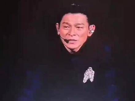刘德华演唱会上与歌迷亲密互动,将歌迷视作家人一般