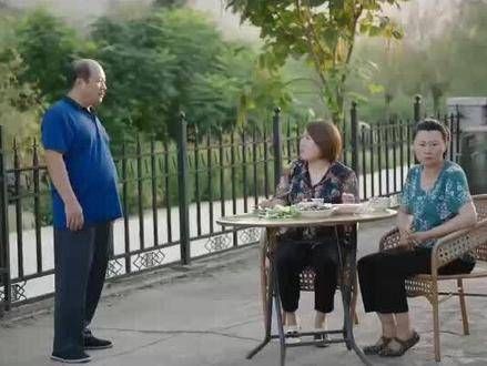 谢广坤搞怪,全家人冷落他 他自己也觉得没面子 在家吃泡面后来蹭吃蹭喝的了