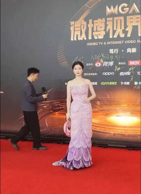 虞书欣现场送礼物