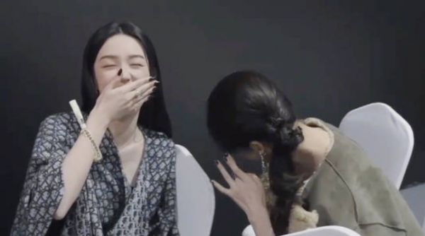 白鹿周也对视了，好甜呀二位