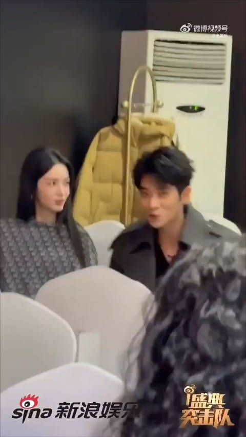 周也看到白鹿好开心啊,美女们刚坐下就拉着手聊天,感情真好…