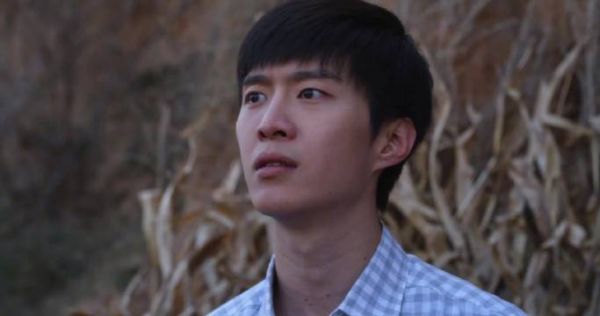 李佳和同学被流氓骚扰,幸好庄图南及时赶到帮忙赶走流氓…