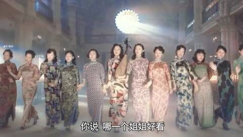 出道即巅峰!张艺谋透露:这个走姿,他教了她整整三天!